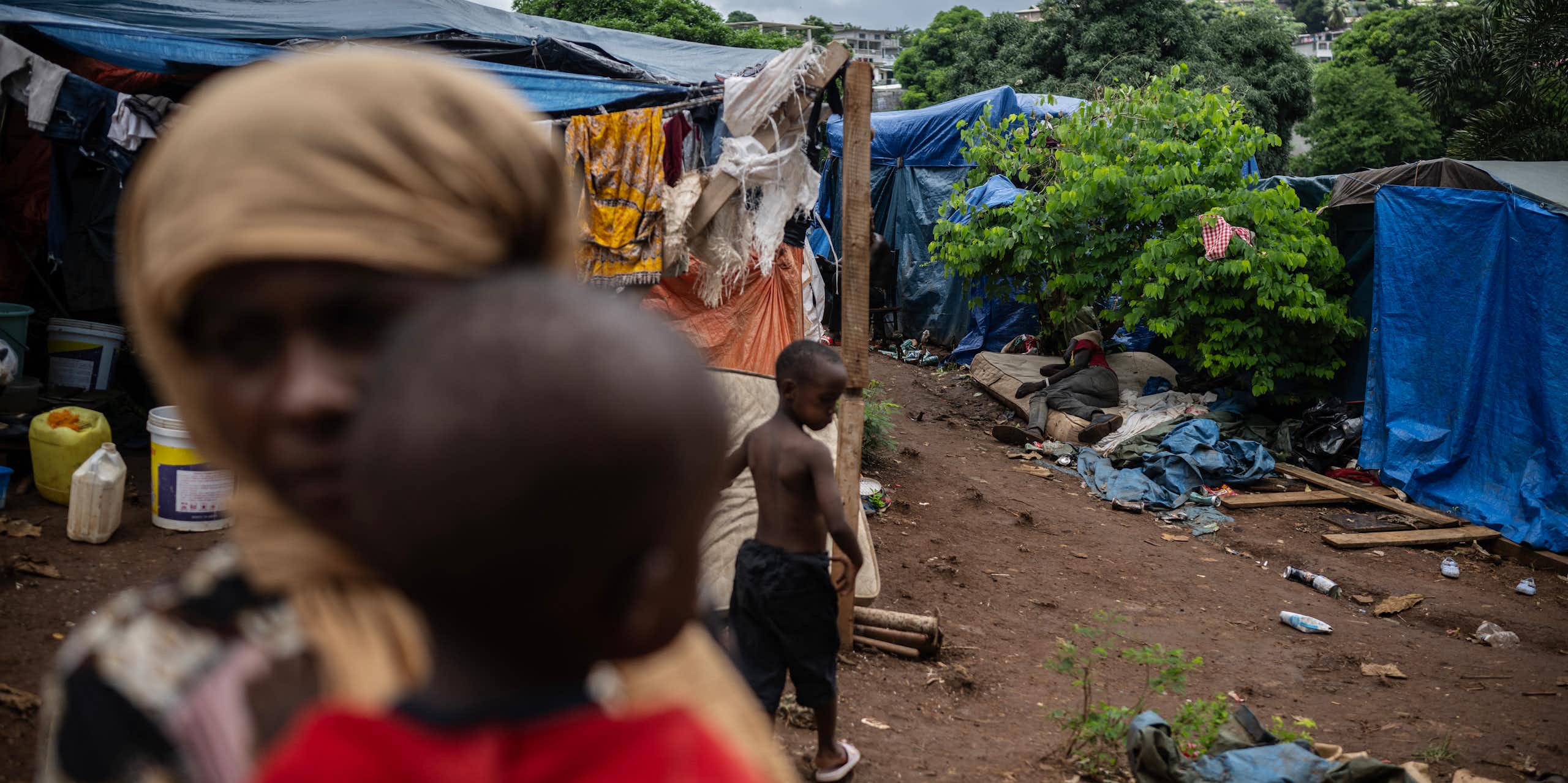 Un camp de fortune où vivent des migrants au stade Cavani à Mamoudzou sur l'île française de Mayotte, le 15 février 2024.
